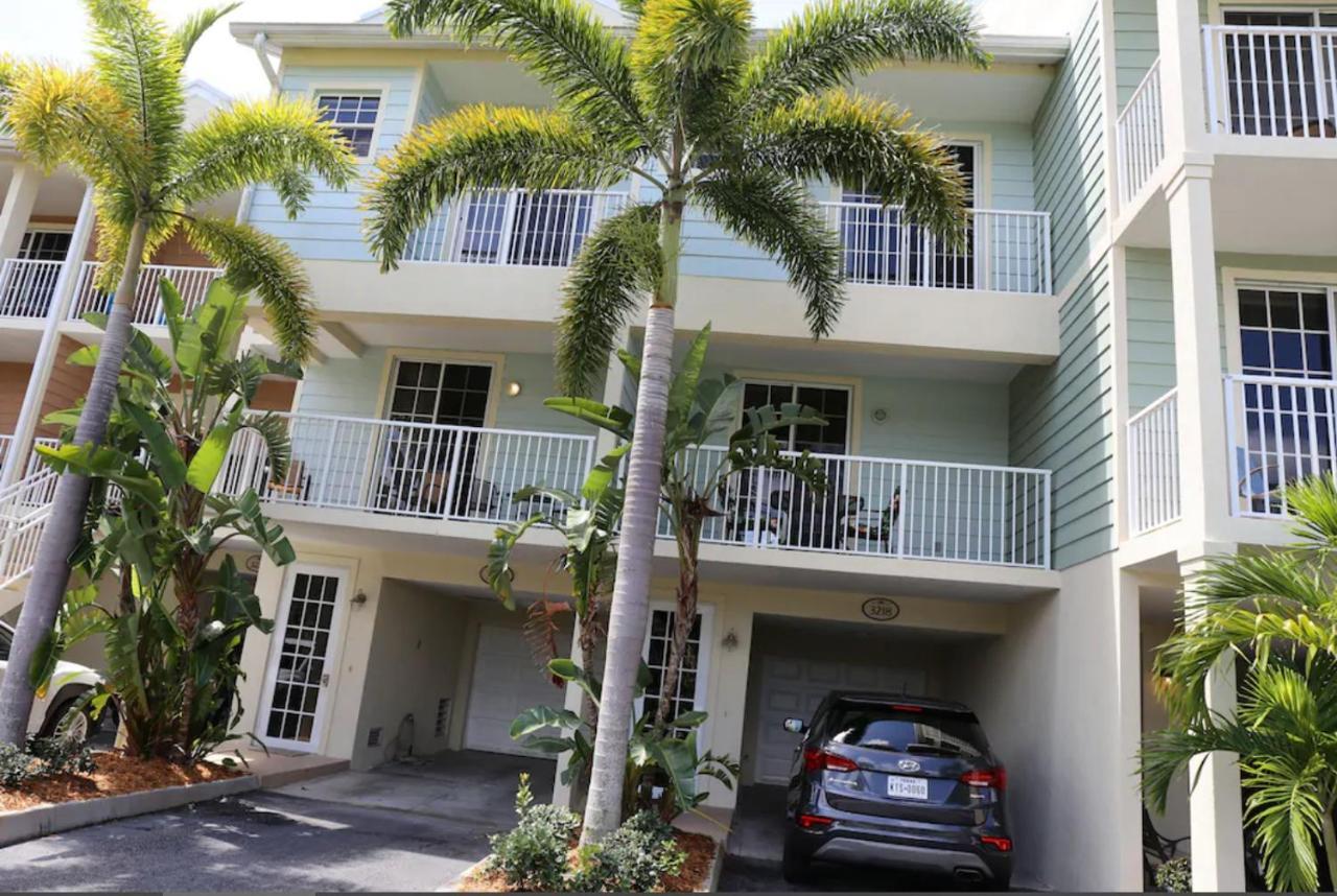 Beautiful New Luxury Townhome With Private Beach And Swimming Pools Ruskin Exterior photo