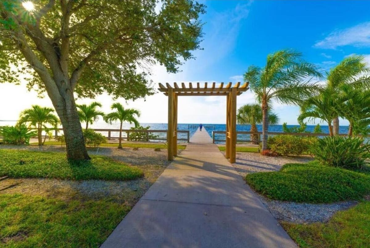 Beautiful New Luxury Townhome With Private Beach And Swimming Pools Ruskin Exterior photo